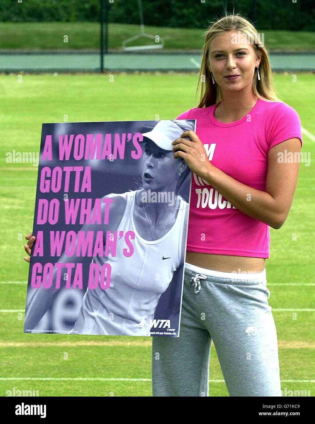 La star russa Maria Sharapova tiene un poster al lancio della campagna di marketing WTA 'Get in Touch with your Femminile Side' con il Presidente del Gruppo Virgin Richard Branson e altre star del WTA Tour presenti al Lakeside Tennis Club di Wimbledon. Foto Stock