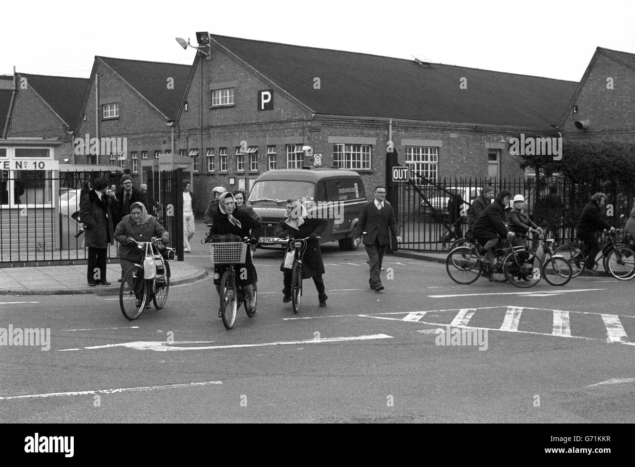 Notizie,- protesta britannica del Leyland - Cowley. Lavoratori che lasciano lo stabilimento di Cowley della British Leyland. Foto Stock