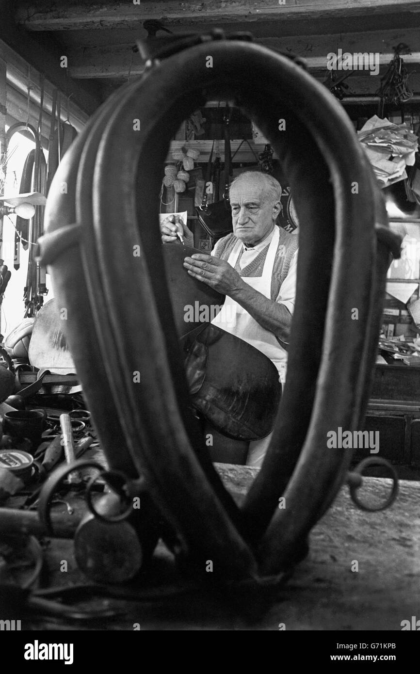 Business - Saddle-Maker - Sidney Austin - Finningham, Suffolk Foto Stock