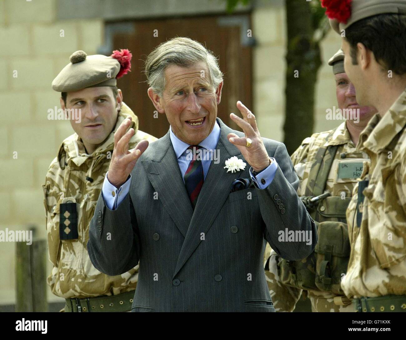 Il Principe del Galles visita il 1° Battaglione The Black Watch (reggimento reale delle Highland) in un villaggio di addestramento vicino a Warminster sulla piana di Salisbury, prima del loro ritorno in Iraq. Foto Stock
