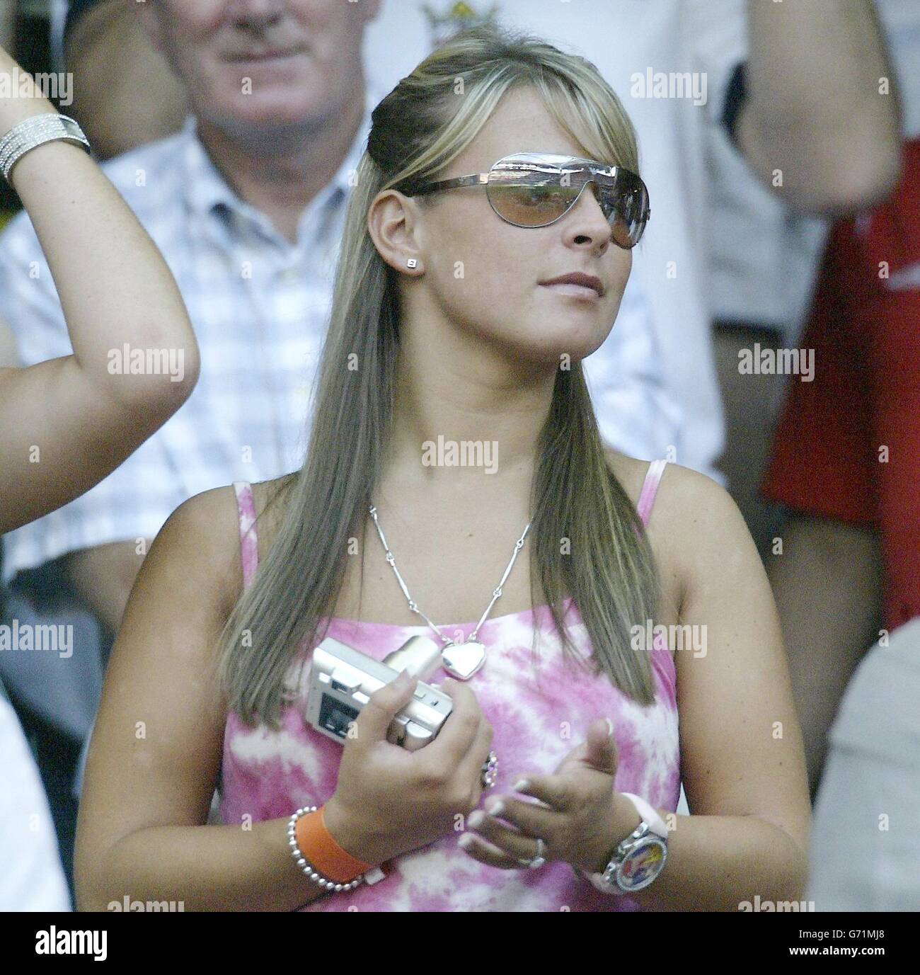 La ragazza dell'Inghilterra Wayne Rooney Coleen Mcloughlin lo guarda in azione contro la Croazia durante l'Euro 2004, primo turno, partita di gruppo B all'Estadio de Luz di Lisbona, Portogallo. L'Inghilterra ha vinto 4-2. Foto Stock