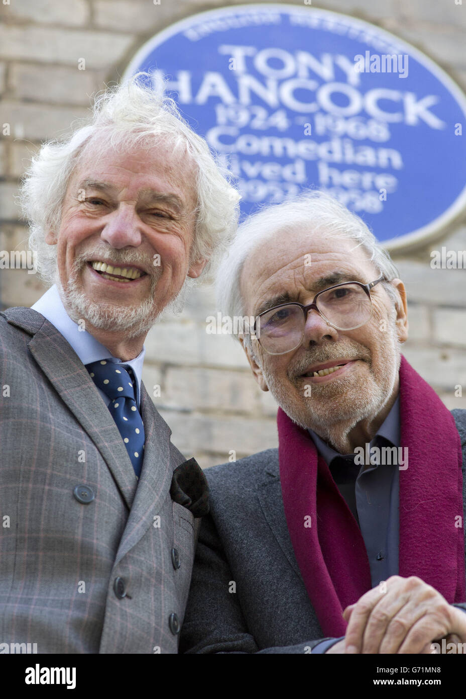 Ray Galton (a sinistra) e Alan Simpson di fronte a una targa inglese Heritage blu, all'inaugurazione, fuori 20 Queen's Gate Place, Londra, che commemora la star commedia Tony Hancock. Foto Stock