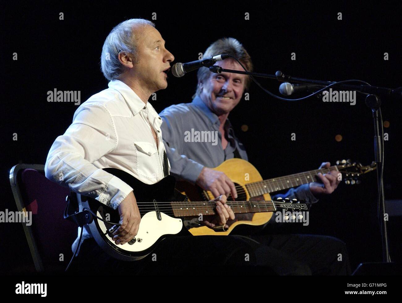 Mark Knopfler (a sinistra) e Joe Brown si esibiscono durante il concerto tributo di Lonnie Donegan alla Royal Albert Hall nel centro di Londra. Alcuni dei più grandi nomi del rock hanno preso parte a un tributo al "Re dello Skiffle" Lonnie Donegan - considerato da molti il "Padrino del Rock'n'Roll" - morto nel novembre 2002 all'età di 71 anni. Foto Stock