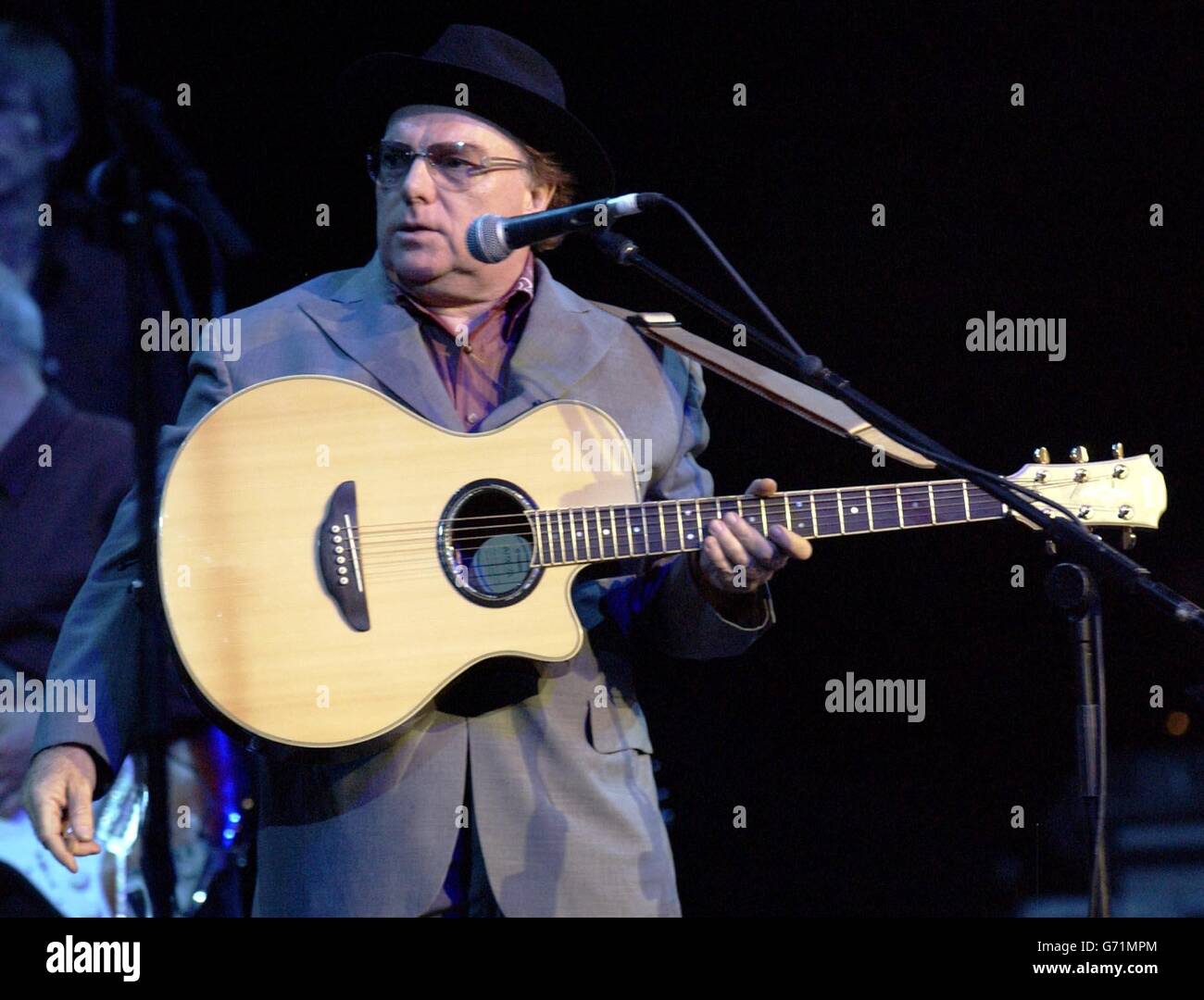 Van Morrison durante il concerto tributo di Lonnie Donegan alla Royal Albert Hall nel centro di Londra. Alcuni dei più grandi nomi del rock hanno preso parte a un tributo al "Re dello Skiffle" Lonnie Donegan - considerato da molti il "Padrino del Rock'n'Roll" - morto nel novembre 2002 all'età di 71 anni. Foto Stock