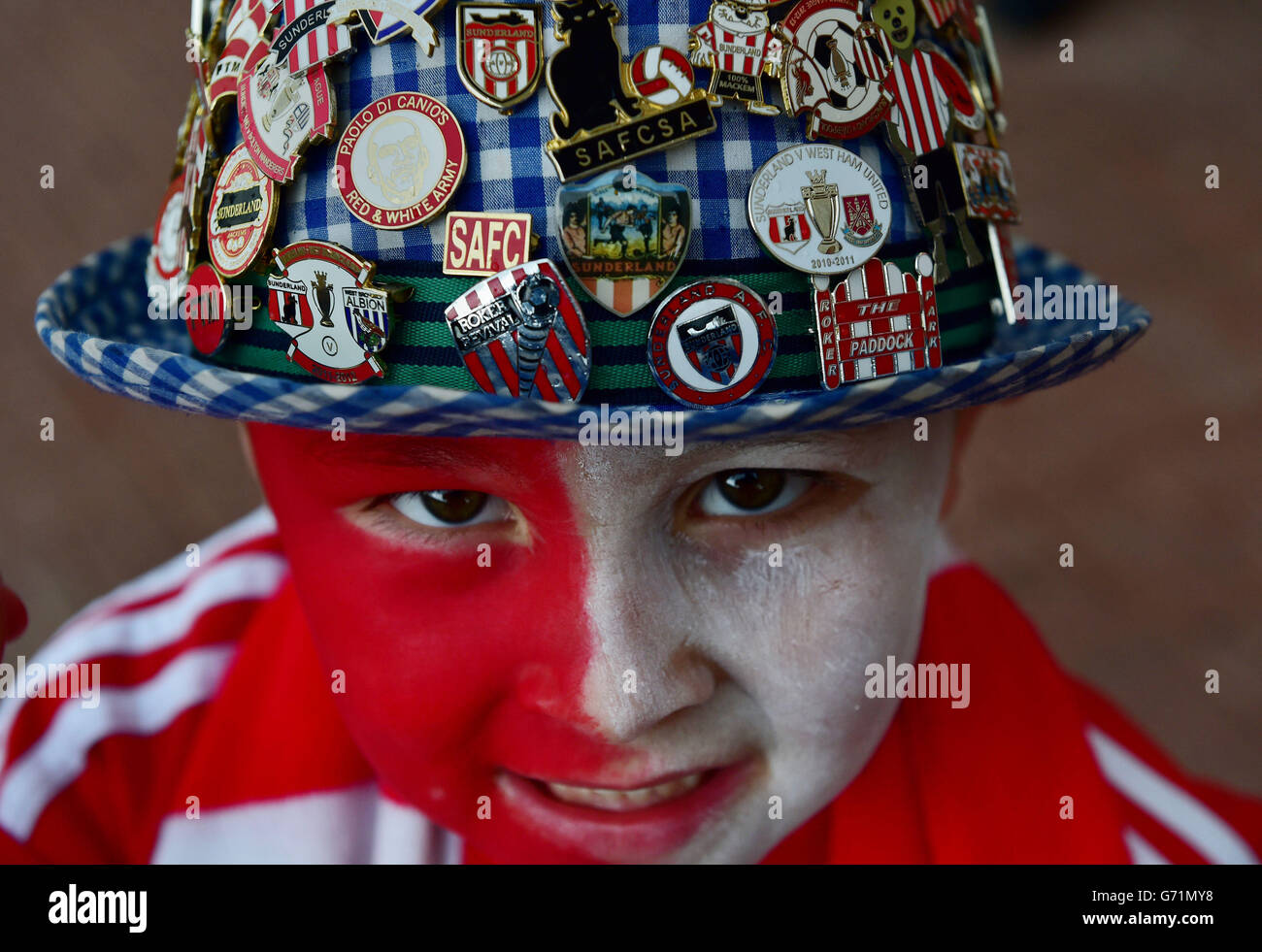 Un giovane fan di Sunderland con i badge sul cappello prima della partita Barclays Premier League allo Stadium of Light di Sunderland. Foto Stock