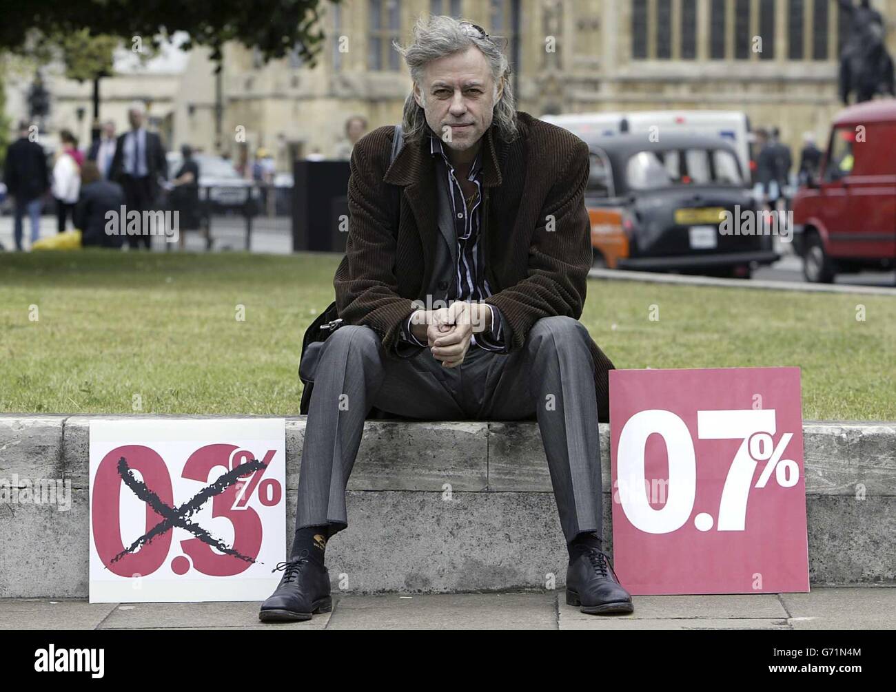 Il musicista ha trasformato l'attivista politico Bob Geldof al di fuori delle Camere del Parlamento, Londra, dove sta cercando di esercitare pressioni sul governo britannico per aumentare il budget degli aiuti all'estero dal 0.3% al 0.7%. Foto Stock