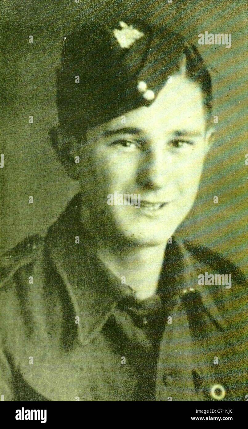 Ritira la foto di 1944 di 18 anni, Frank Rosier, privato, sbarcato su Gold Beach il D-Day. L'adolescente era con il secondo battaglione del famoso reggimento Gloucestershire e si era Unito a 17 per essere addestrato specialmente per l'assalto della Normandia. Il signor Rosier ha perso un occhio tre mesi dopo e ora vive vicino a Portsmouth. Foto Stock