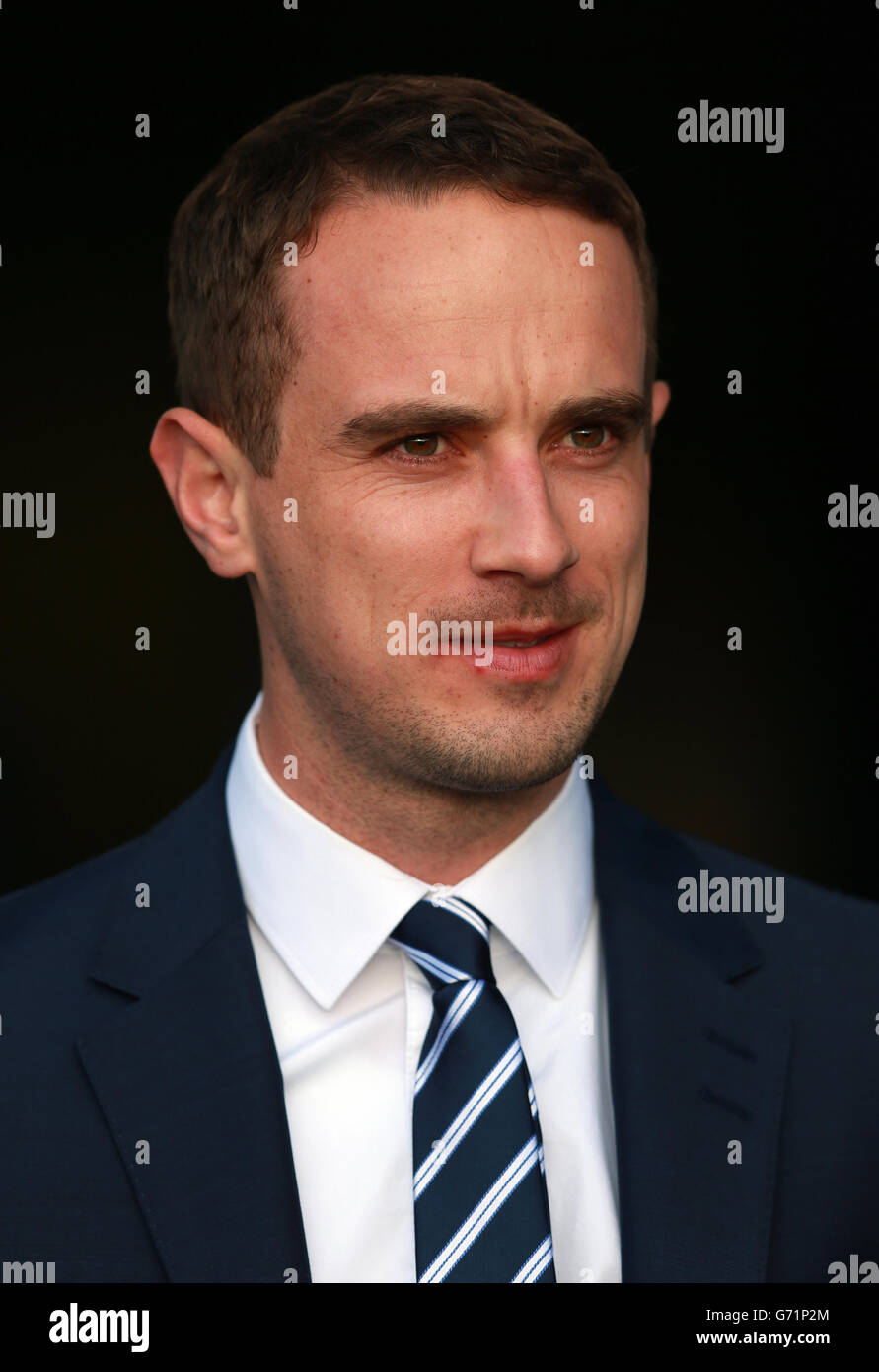 Calcio - Coppa del mondo femminile FIFA 2015 - Qualifiche - Gruppo sei - Inghilterra / Ucraina - Greenhous Meadow Stadium. Il manager inglese Mark Sampson durante la partita di qualificazione FIFA 2015 Women's World Cup, Group Six al Greenhous Meadow Stadium di Shrewsbury. Foto Stock