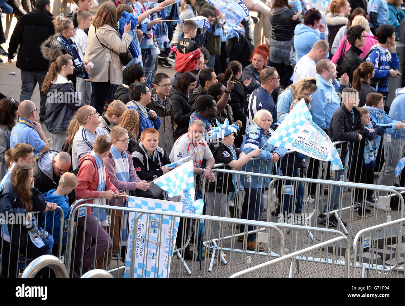 Un fan di Liverpool tra i sostenitori di Manchester City durante la Barclays Premier League Victory Parade a Manchester. Foto Stock