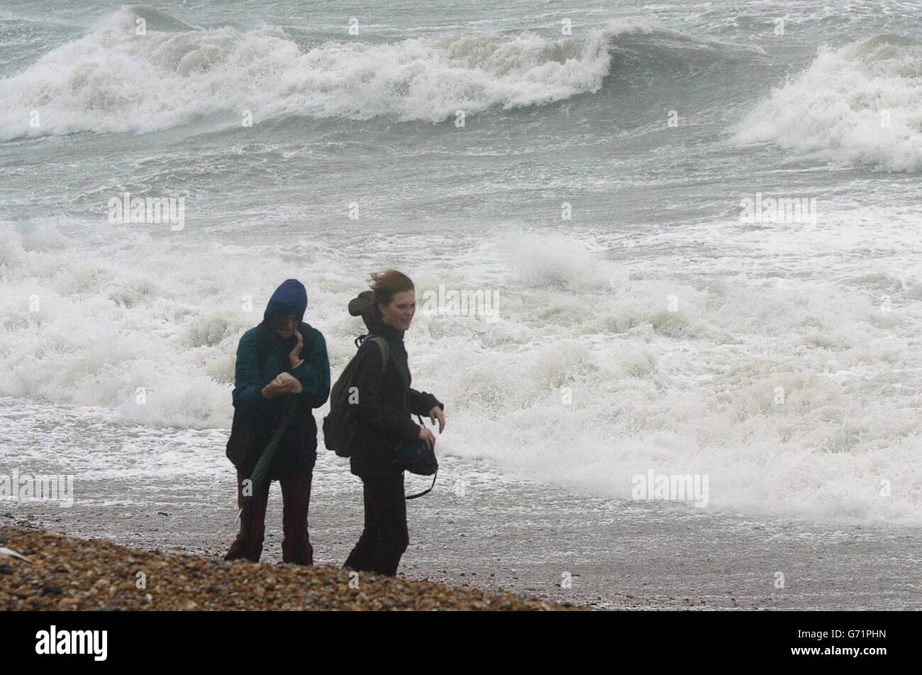 Forti onde rizzatura spiaggia di Brighton Foto Stock