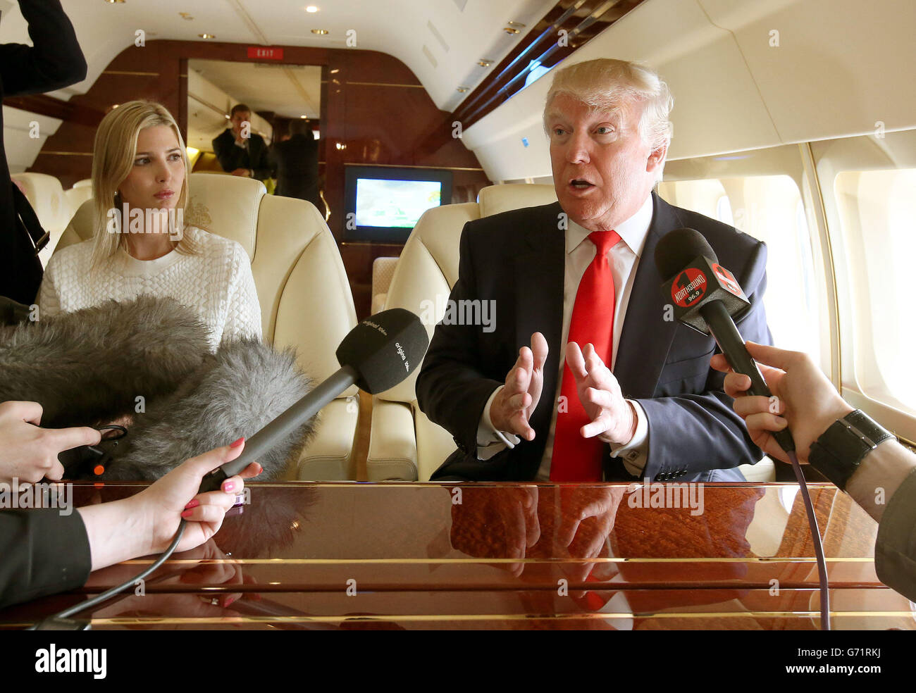 Il magnate americano Donald Trump con la figlia Ivanka a bordo del suo jet privato parla ai media quando arrivano all'aeroporto di Aberdeen. Foto Stock