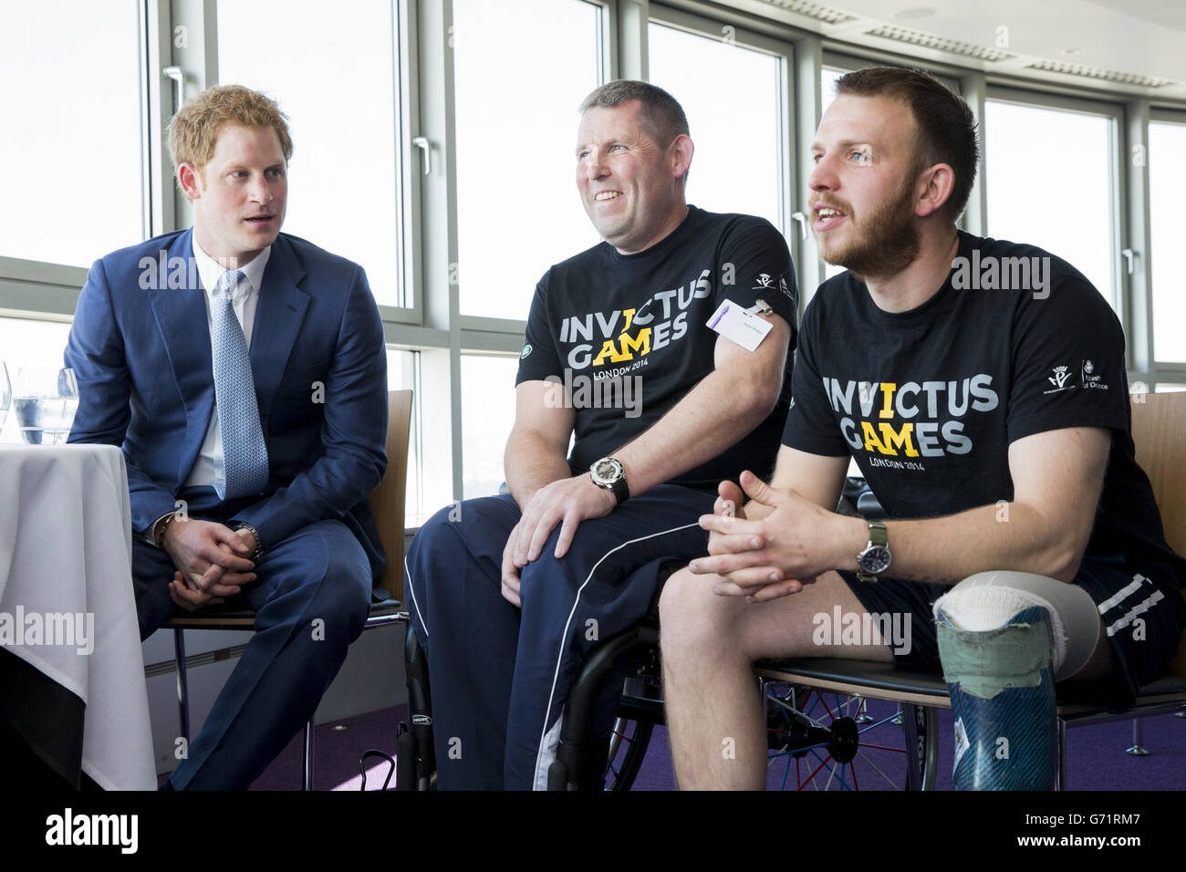 Il principe Harry (a sinistra) si unisce agli ex militari Andy Phillips (al centro) e Daniel Whittingham in una sessione live di domande e risposte su Twitter per rispondere alle domande che seguono il lancio del biglietto dell'Invictus Games inaugurale, un gioco in stile Paralimpico per il personale di servizio ferito, in cima alla BT Tower nel centro di Londra. Foto Stock