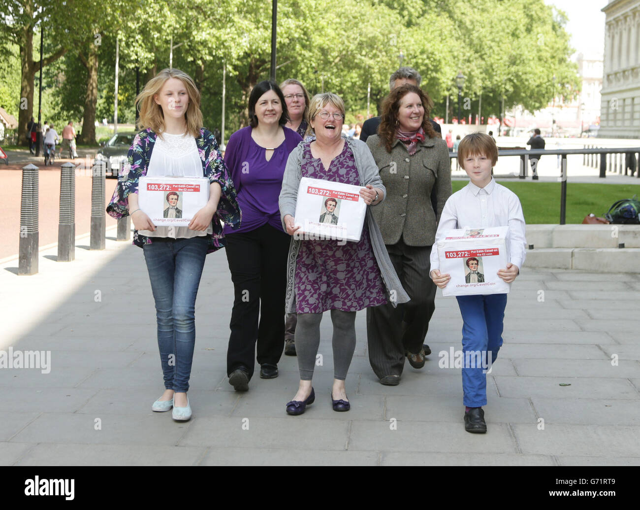 Infermieri e familiari dell'infermiera Edith Cavell della prima guerra mondiale (da sinistra a destra) PIP Smith, Rosanne Kirk, Helen Peyton, il consigliere comunale di Sheffield Sioned-Mair Richards (che ha iniziato la petizione), Jane Peyton e Kit Smith hanno presentato una petizione forte del 100,000 presso HM Treasury, Londra, Chiedendole di essere commemorata con una moneta da &libbra;2 per celebrare il centenario della Grande Guerra. Foto Stock