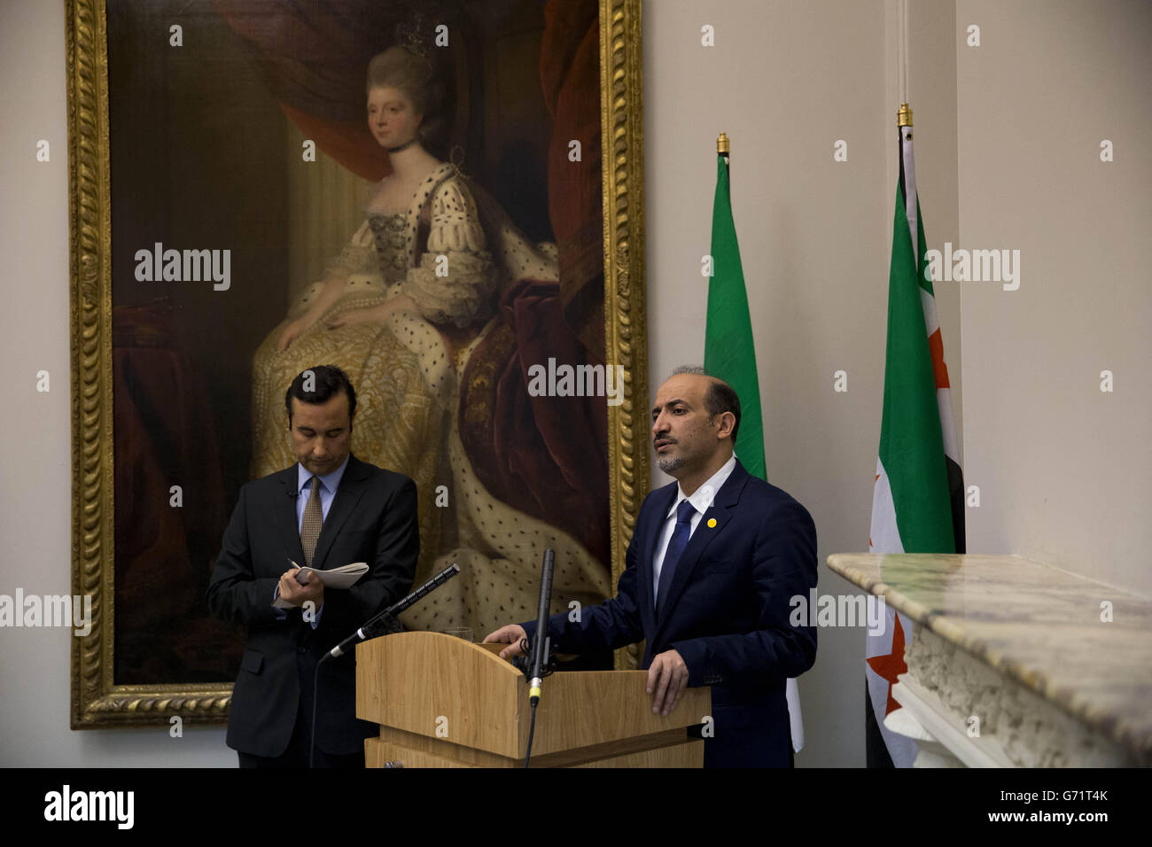 Il presidente della Coalizione dell'opposizione siriana Ahmad Jamba interviene durante una conferenza stampa a seguito di un incontro degli amici della Siria presso l'Ufficio del Commonwealth degli Esteri nel centro di Londra, mentre i ministri degli Esteri di 11 potenze occidentali e arabe si sono riuniti per discutere di come "intensificare in modo insigne” il sostegno all'opposizione siriana. Foto Stock