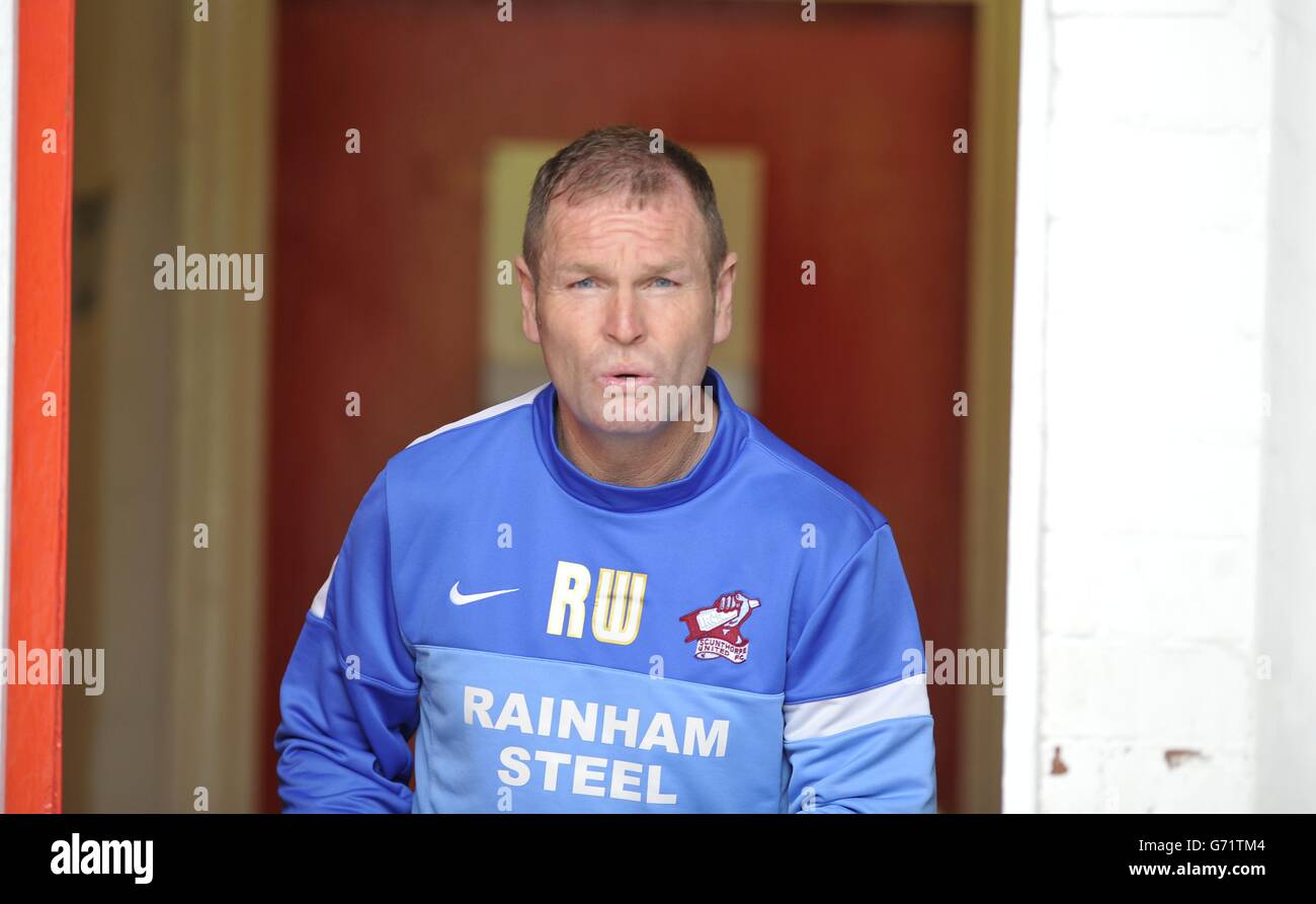 Scunthorpe United Manger Russ Wilcox durante la partita Sky Bet League due al St James' Park, Exeter. PREMERE ASSOCIAZIONE foto. Data immagine: Sabato 26 aprile 2014. Vedi PA Story SOCCER Exeter. Il credito fotografico dovrebbe essere: Cavo PA. Foto Stock