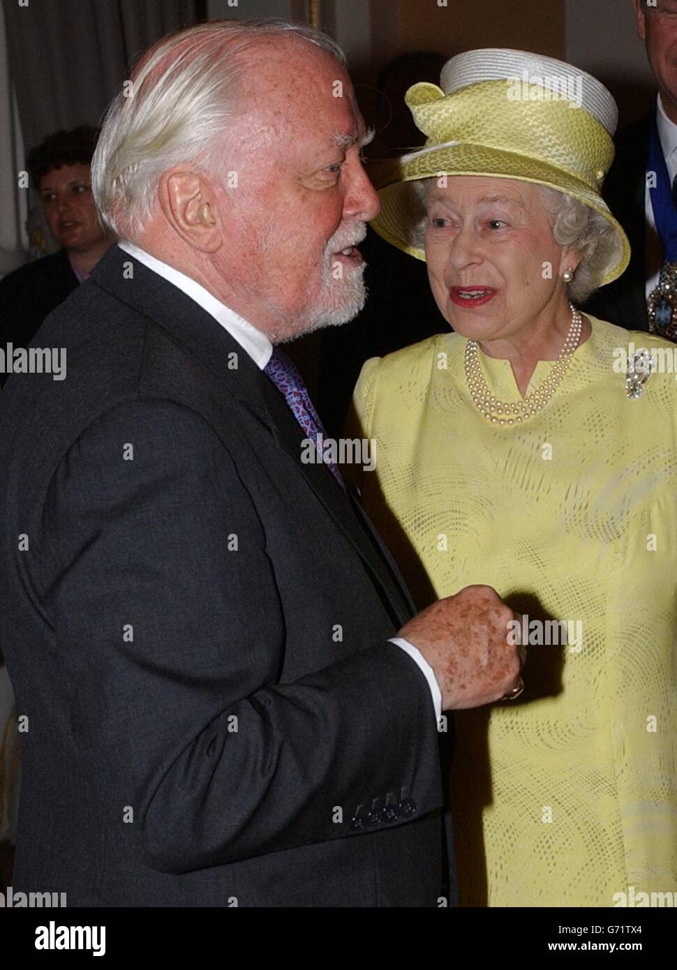 La Regina Elisabetta II della Gran Bretagna con Lord Attendborough, presidente della Royal Academy of drammatic Art (RADA) a un pranzo a Mansion House, City of London, per celebrare l'anno centenario della scuola di dramma di fama mondiale. La regina incontrò anche gli alunni della RADA, tra cui Jonathan Pryce e Imogen Stubbs. Foto Stock