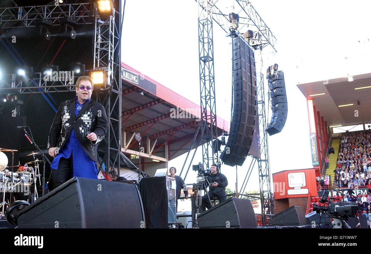 Elton John in concerto. Sir Elton John suona dal vivo sul palco all'Ashton Gate Stadium di Bristol. Foto Stock