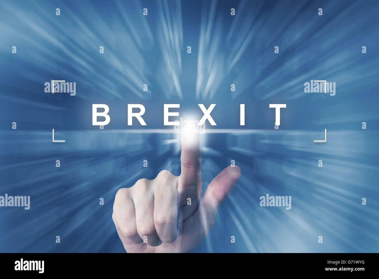 Mano facendo clic su brexit o british pulsante con effetto di zoom sullo sfondo Foto Stock