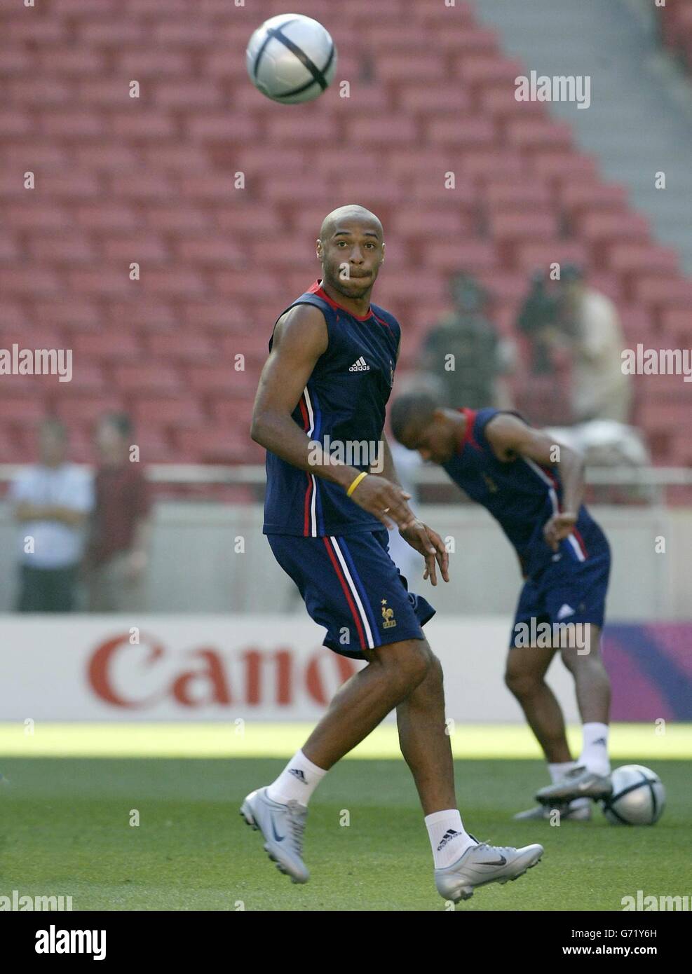 Il francese Thierry Henry durante l'allenamento sull'Estadio da Luz a Lisbona, Portogallo, sabato 12 giugno 2004 in preparazione della partita di apertura del campionato Euro 2004 contro l'Inghilterra domani. Foto Stock