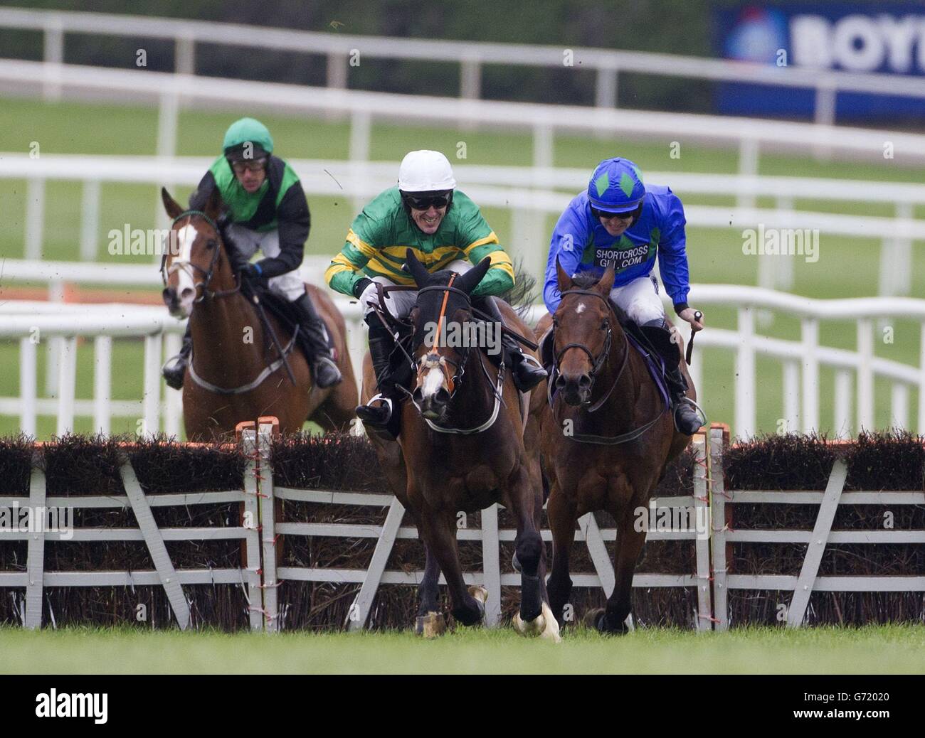 Jezki guidato da Tony McCoy (al centro) vince l'uragano del campione del Racing Post davanti all'uragano Fly guidato da Ruby Walsh durante il quarto giorno del Punchestown Festival all'ippodromo di Punchestown, Co. Kildare, Irlanda. Foto Stock
