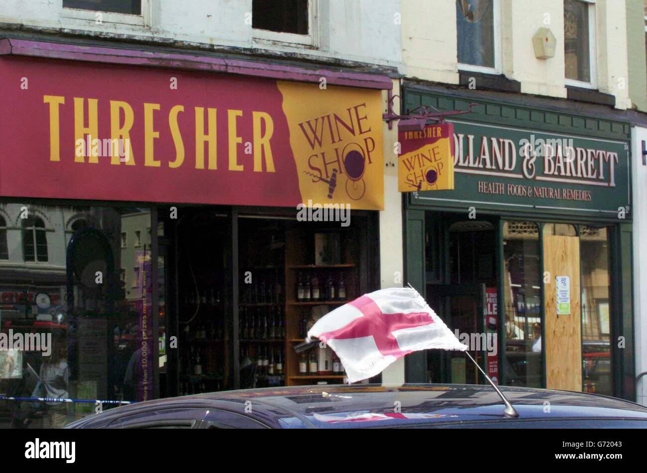 Il Thresher Wine Shop di Boston, Lincs, dopo che gli appassionati di calcio infestati dalla drammatica sconfitta inglese Euro 2004 da parte della Francia ieri sera ha messo in luce la patente di guida e l'ha razziato. Due auto di polizia sono state ribaltate e accese dopo che i problemi sono aumentati fuori dal pub STILL, e un gruppo di fino a 70 persone, più piccoli gruppi sparsi in città, hanno gettato mattoni e bottiglie presso gli ufficiali di polizia. La polizia della città ha fatto 11 arresti, sei per disordine violento, due per furto, due per arsone e uno per essere ubriaco e disordinato. Foto Stock