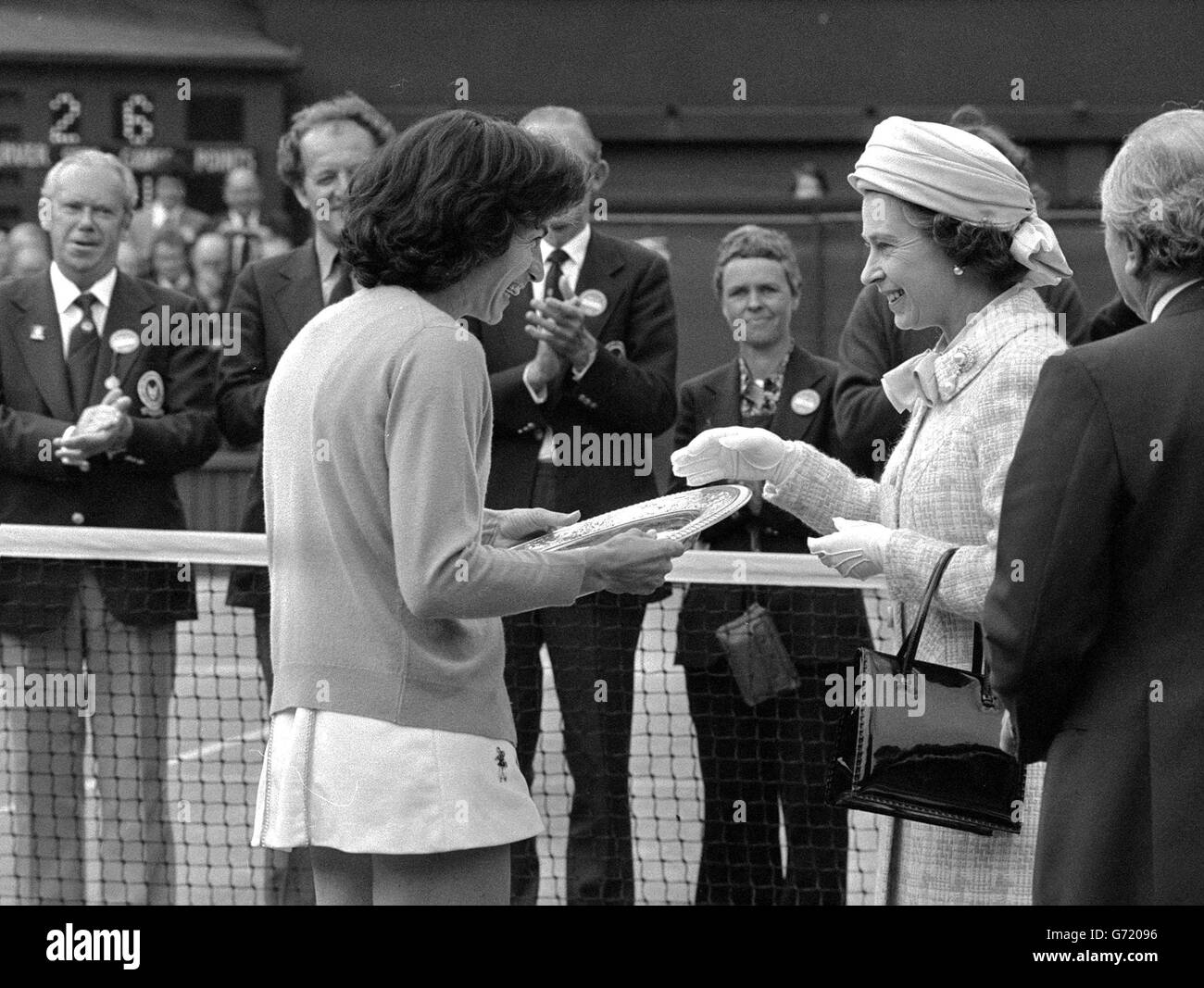 Virginia Wade, 31 anni di Gran Bretagna, riceve il victor's Challenge Trophy dalla Queen on Center Court a Wimbledon dopo aver sconfitto Betty Stove of Holland nella finale dei singoli Ladies. Foto Stock