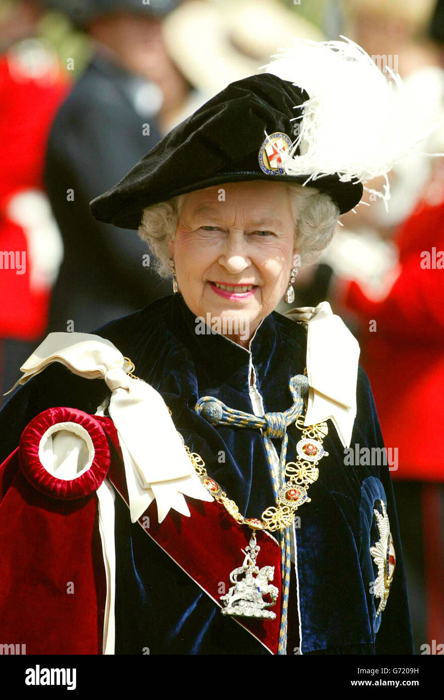 La regina Elisabetta II cammina attraverso i giardini del castello di Windsor, Berkshire, sulla sua strada per la cerimonia annuale dell'Ordine del Garter, in una carrozza a cielo aperto. Foto Stock