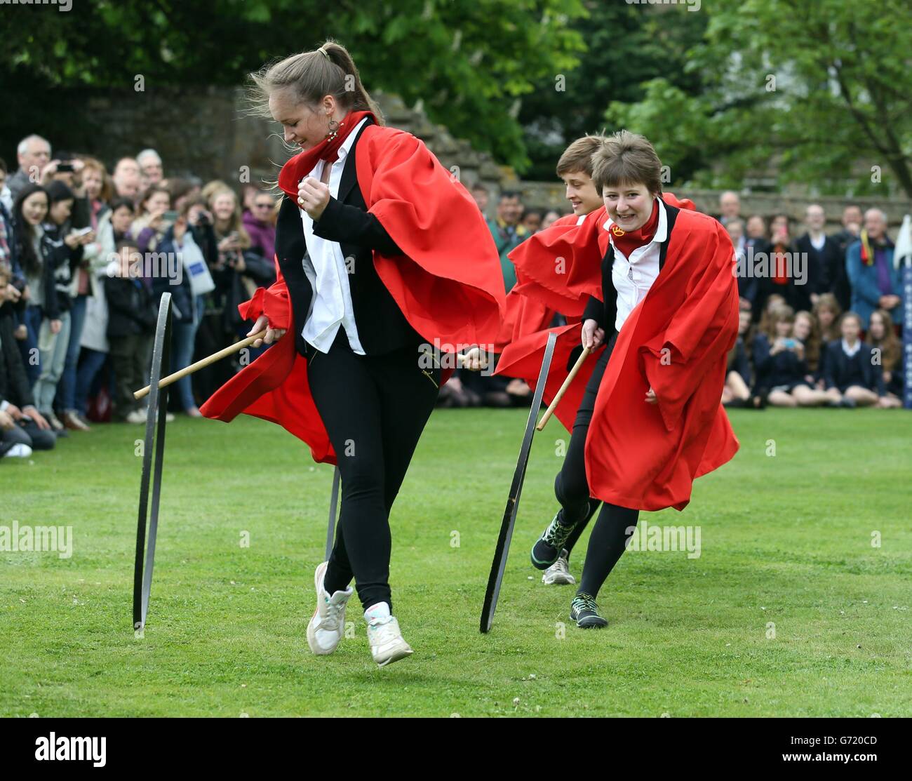 I concorrenti prendono parte alla King's School, Hoop trundle sul prato est della Cattedrale di Ely a Cambridgeshire. Foto Stock