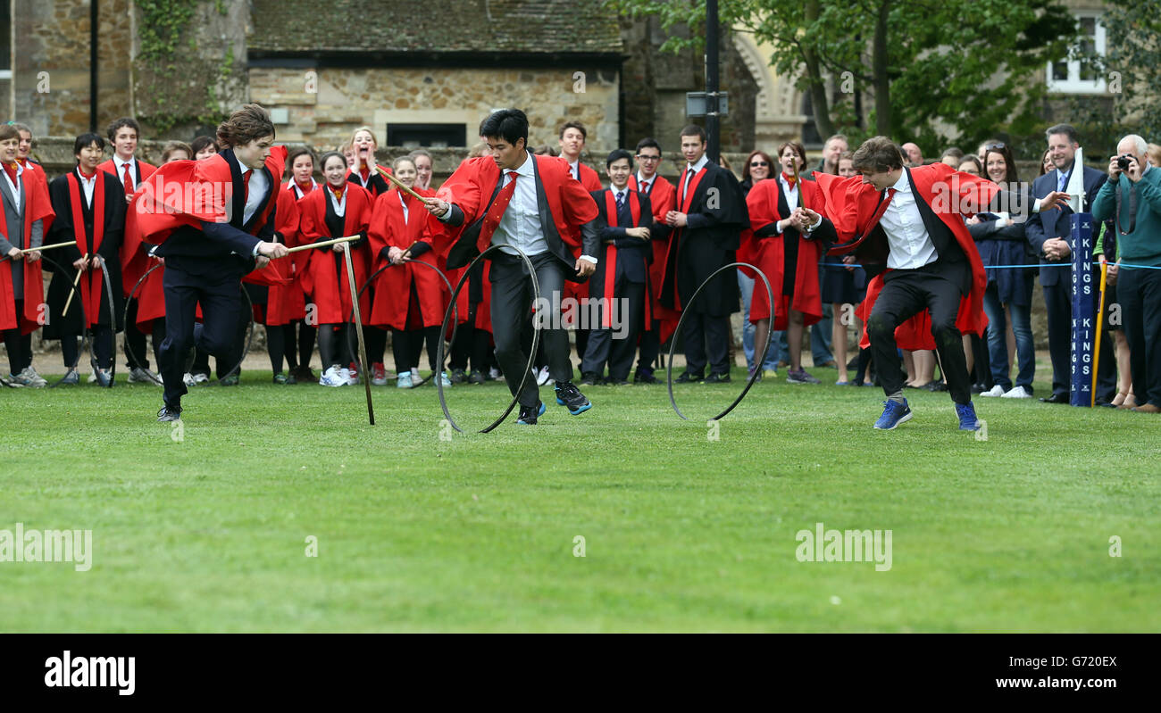 I concorrenti prendono parte alla King's School, Hoop trundle sul prato est della Cattedrale di Ely a Cambridgeshire. Foto Stock