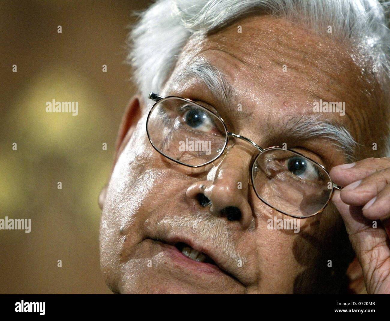 Shri Natwar-Singh, ministro indiano degli Affari esteri, tiene una conferenza stampa presso l'ufficio degli Esteri e del Commonwealth di Londra. Il Segretario degli Esteri Jack Straw ha confermato oggi che non aveva fatto alcuna richiesta all'India di fornire truppe alla forza multinazionale in Iraq durante i colloqui con il nuovo ministro degli Esteri K Natwar Singh di Delhi a Londra. Straw ha affermato di accettare il consenso di tutti i partiti in India secondo cui il gigante asiatico non avrebbe inviato truppe in Iraq. Foto Stock