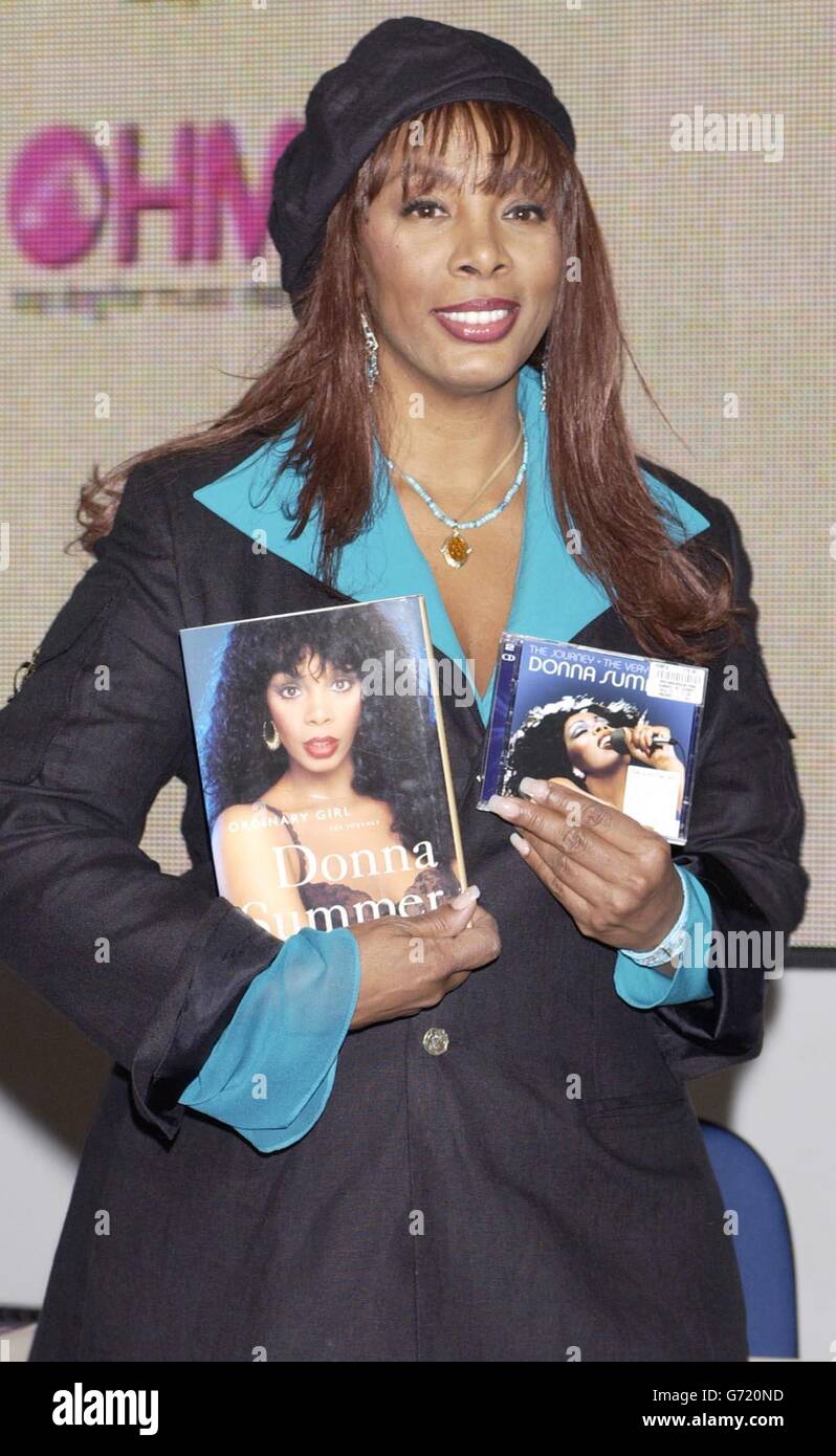 Discoteca Diva Donna Summer mette a disposizione dei fotografi durante una firma presso il negozio di musica HMV a Oxford Street, nel centro di Londra, per promuovere sia il suo nuovo libro 'Ordinary Girl', sia il suo ultimo album 'The Very Best of Donna Summer'. Foto Stock