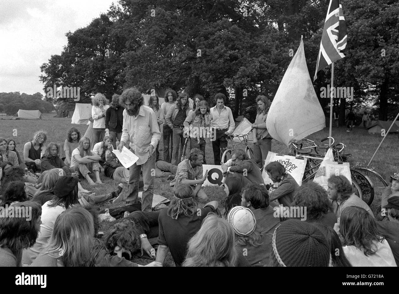 Bearded Bill Dwyer, (in piedi in primo piano) organizzatore del Windsor Free Pop Festival, si rivolge ai primi arrivi al Windsor Great Park. Il campeggio e la musica nel parco sono illegali, ma ci sono tende in abbondanza e fino a 300 band previste durante il week-end Bank Holiday. Foto Stock
