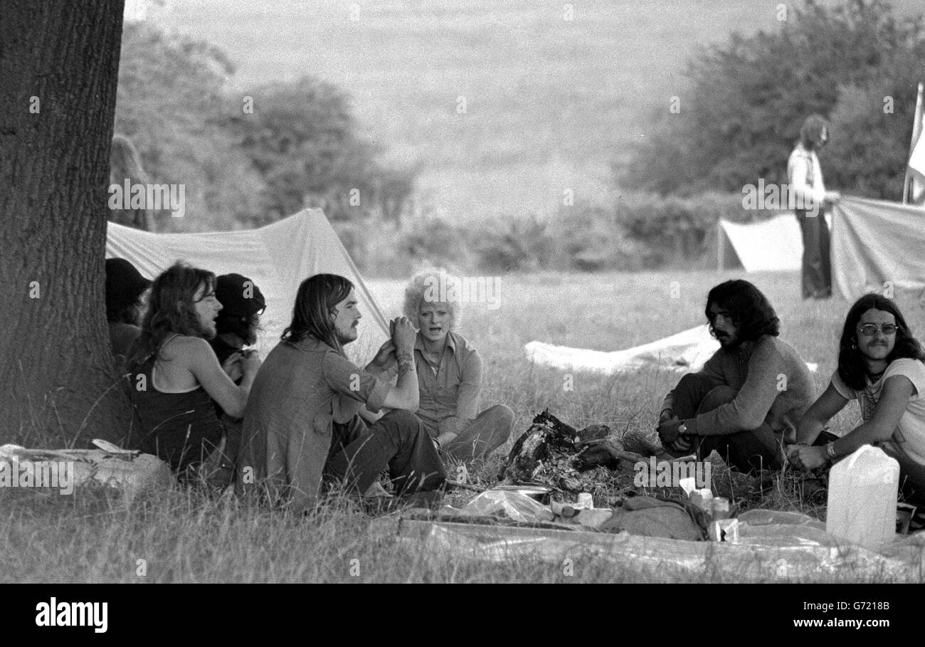 Accampati sotto gli alberi del Windsor Great Park, gli amanti della musica pop si riuniscono per il Windsor Free Pop Festival. Foto Stock