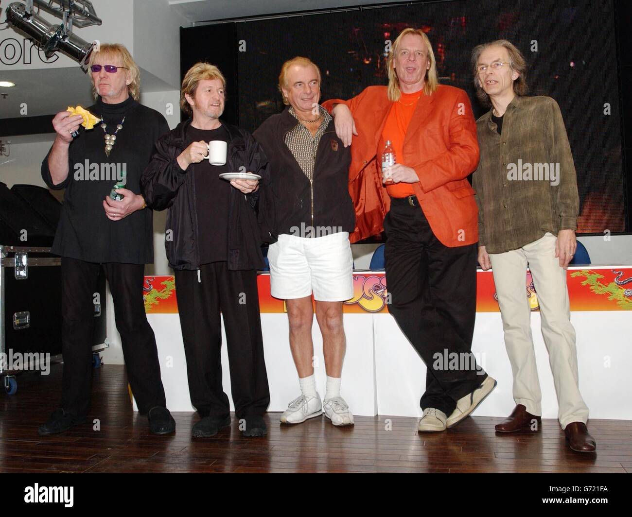 Band rock degli anni '70 Yes (left-right) Chris Squire, Jon Anderson, Alan White, Rick Wakeman e Steve Howe durante una firma in-store per il loro nuovo DVD 'Yes Acoustic', presso HMV Oxford Street, nel centro di Londra. Foto Stock