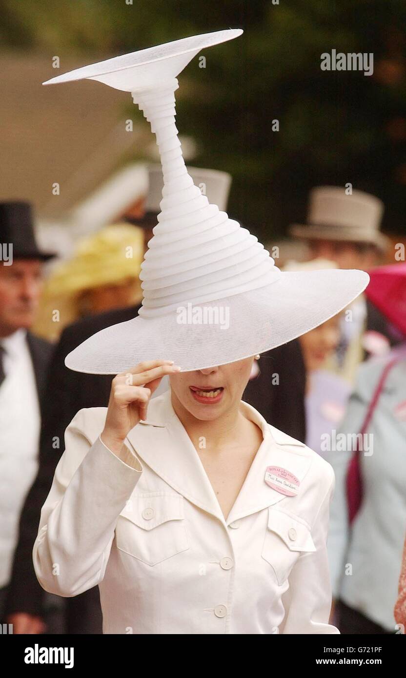 Anna Davidson indossa un cappello di vetro da cocktail capovolto, durante il Ladies Day al Royal Ascot nel Berkshire. Folle di piloti si riunivano per quella che è tradizionalmente la parte più trafficata della settimana. I Milliners lavorano straordinari per creare gli abiti da testa più spettacolari per l'occasione popolare annuale e la polizia di moda sarà fuori in vigore alla ricerca del meglio e peggio dei cappelli di quest'anno. Foto Stock