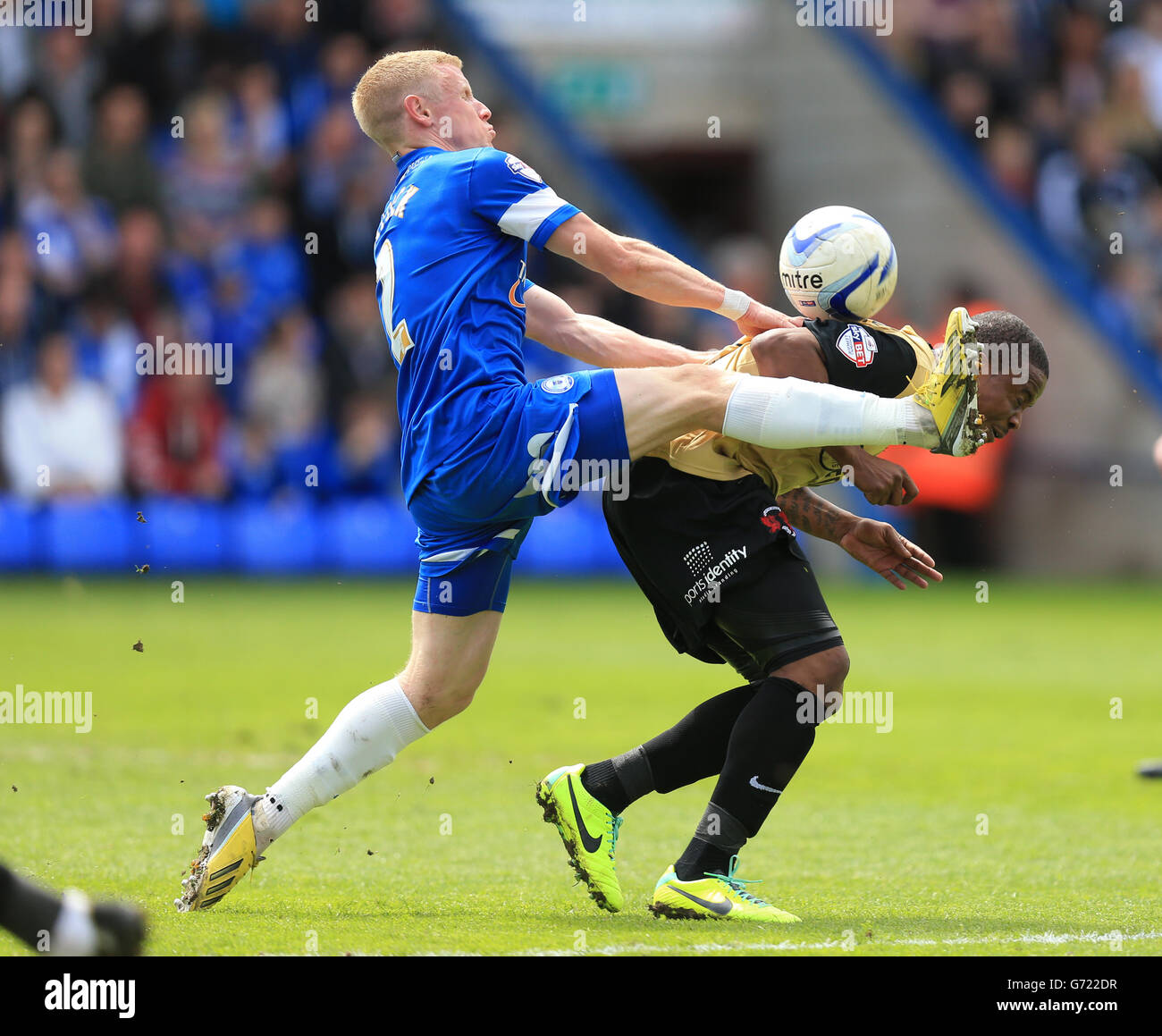 Calcio - Sky Bet League 1 - Gioca fuori - semifinale - prima tappa - Peterborough United v Leyton Orient - London Road. Craig Alcock di Peterborough United e Kevin Lissie di Leyton Orient (a destra) lottano per la palla Foto Stock