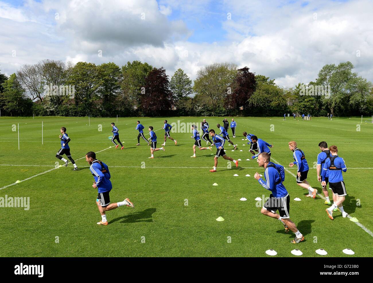 Calcio - Budweiser fa Cup - finale - Hull City Media Day - campo di allenamento. I giocatori di Hull City con Jake Livermore (centro) durante una sessione di allenamento aperto presso il campo di allenamento delle squadre di Cottingham, Hull. Foto Stock