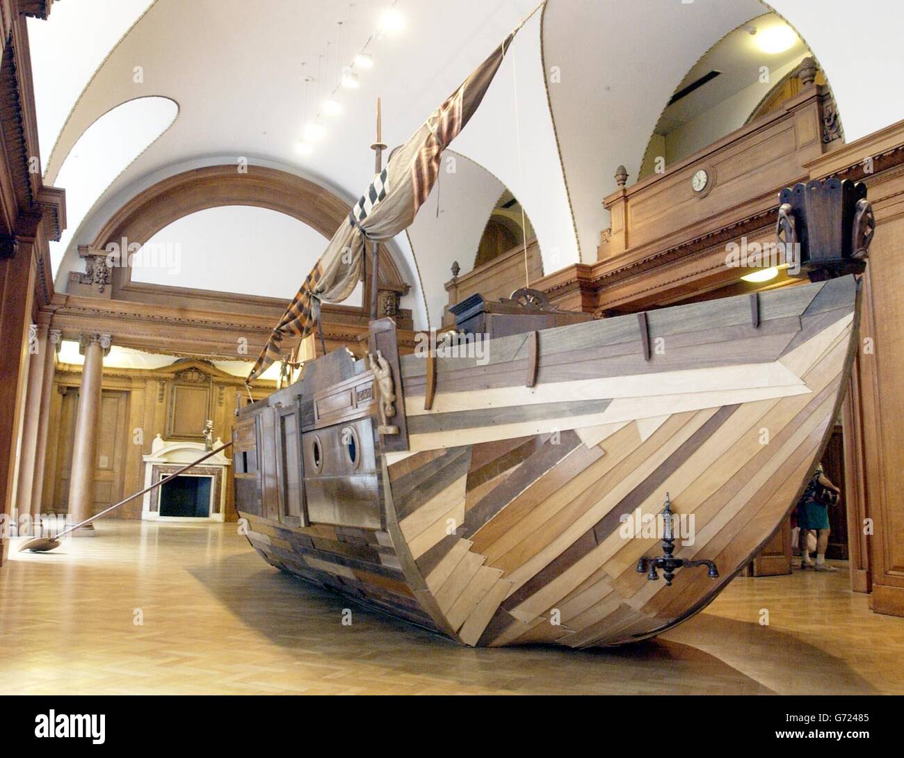 Un Galleon interamente realizzato con mobili spazzatura alla Saatchi Gallery, County Hall, Londra. Con un ruggito fatto da un vecchio vassoio di arachidi, la cabina da un'antica scrivania e la struttura della barca da credenze vittoriane e armadi Art Deco, l'artista britannico contemporaneo Brian Griffiths ha trascorso mesi a pulire i salti e i mercati per la sua creazione, che è stato acquistato per 28,000 libbre da Charles Saatchi. Foto Stock