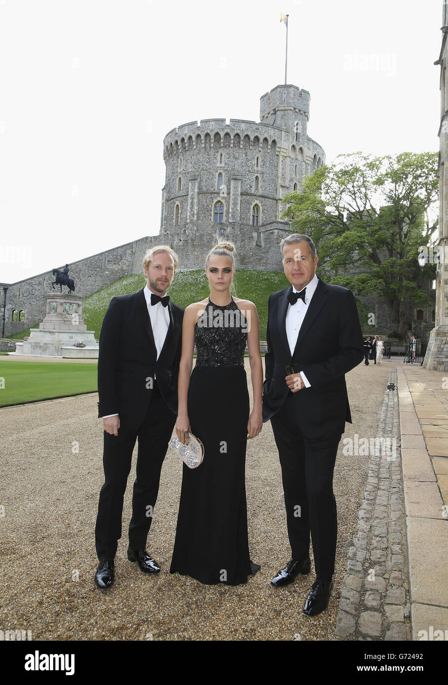 Cara Delevingne e Mario Testino (a destra) arrivano per una cena per celebrare il lavoro del Royal Marsden ospitato dal Duca di Cambridge al Castello di Windsor. Foto Stock