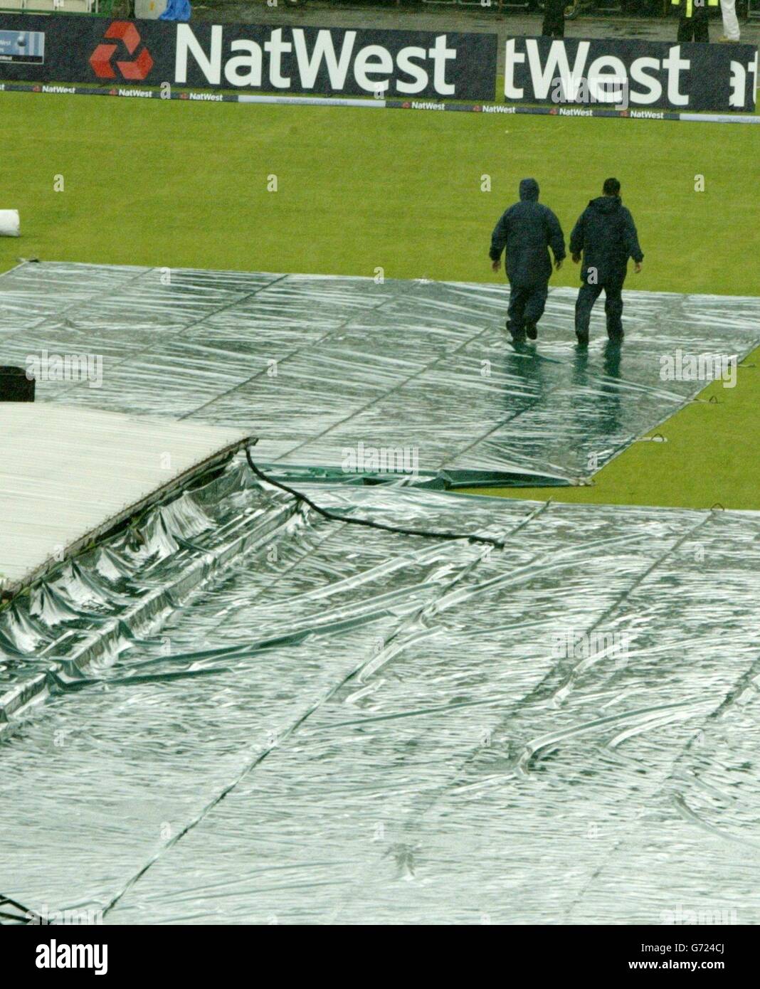 Le coperture proteggono la piazza a Old Trafford, Manchester, mentre la pioggia pesante mette a rischio la prima giornata internazionale nella serie NatWest tra Inghilterra e Nuova Zelanda. Foto Stock