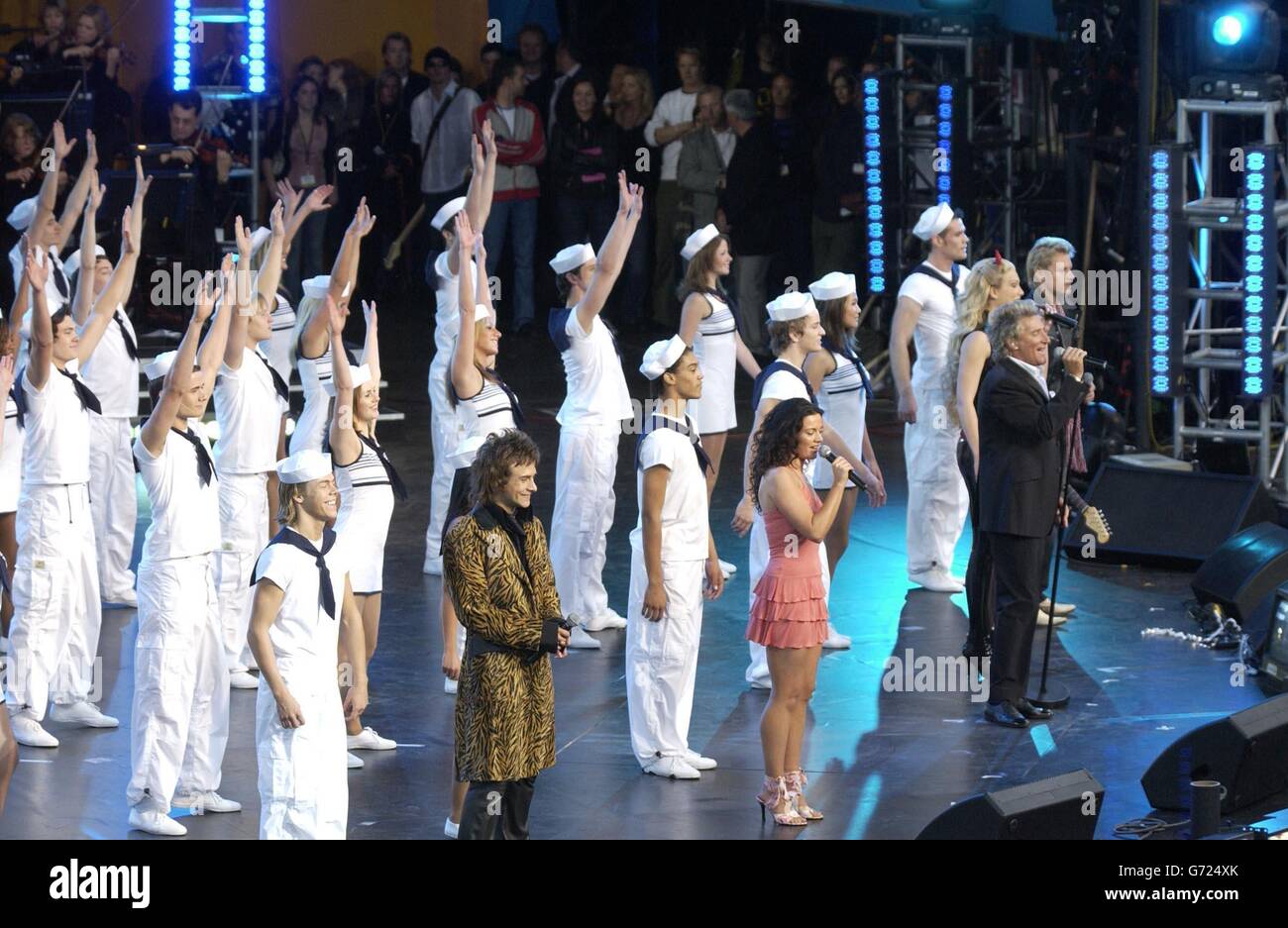 Rod Stewart si esibisce dal vivo sul palco all'Olympic Torch Concert nel Mall, nel centro di Londra, un concerto gratuito organizzato da Visit London e dalla Greater London Authority per celebrare l'arrivo della torcia olimpica a Londra. Foto Stock