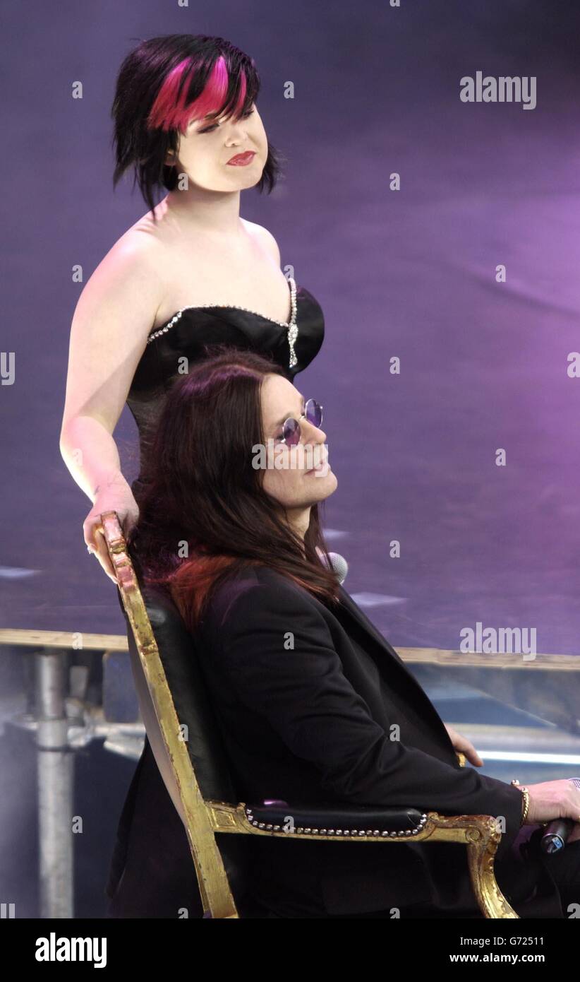 Kelly e Ozzy Osbourne si esibiscono in diretta sul palco all'Olympic Torch Concert nel Mall, nel centro di Londra, un concerto gratuito organizzato da Visit London e dalla Greater London Authority. Foto Stock