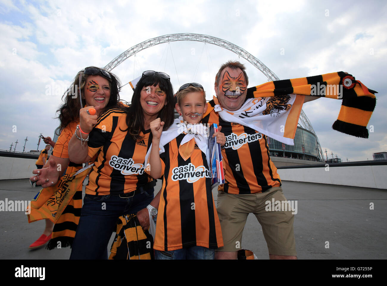 I tifosi di Hull City su Wembley Way prima della finale della fa Cup al Wembley Stadium di Londra. Foto Stock