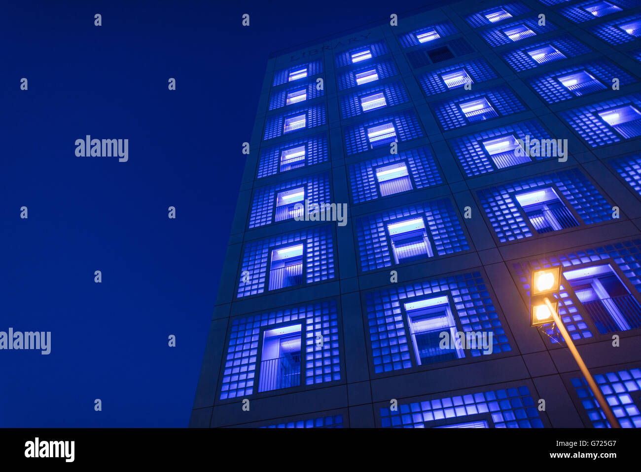 Illuminata biblioteca della città di notte, architetto Eun giovane Yi, Stoccarda, Baden-Württemberg Foto Stock