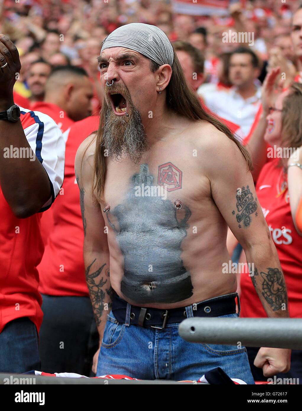 Calcio - fa Cup - finale - Arsenal v Hull City - Stadio di Wembley. Il fan dell'Arsenale Bully mostra la sua rabbia negli stand Foto Stock