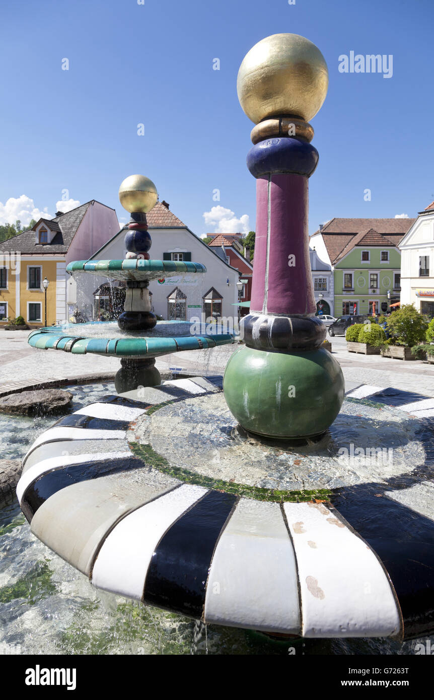 Hundertwasser-Fountain nella piazza principale di Zwettl, regione Waldviertel, Bassa Austria, Europa Foto Stock