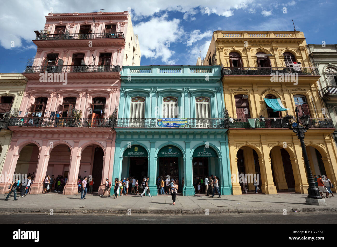 Scenario di strada, case colorate sul Prado, il centro storico, l'Avana, Cuba Foto Stock