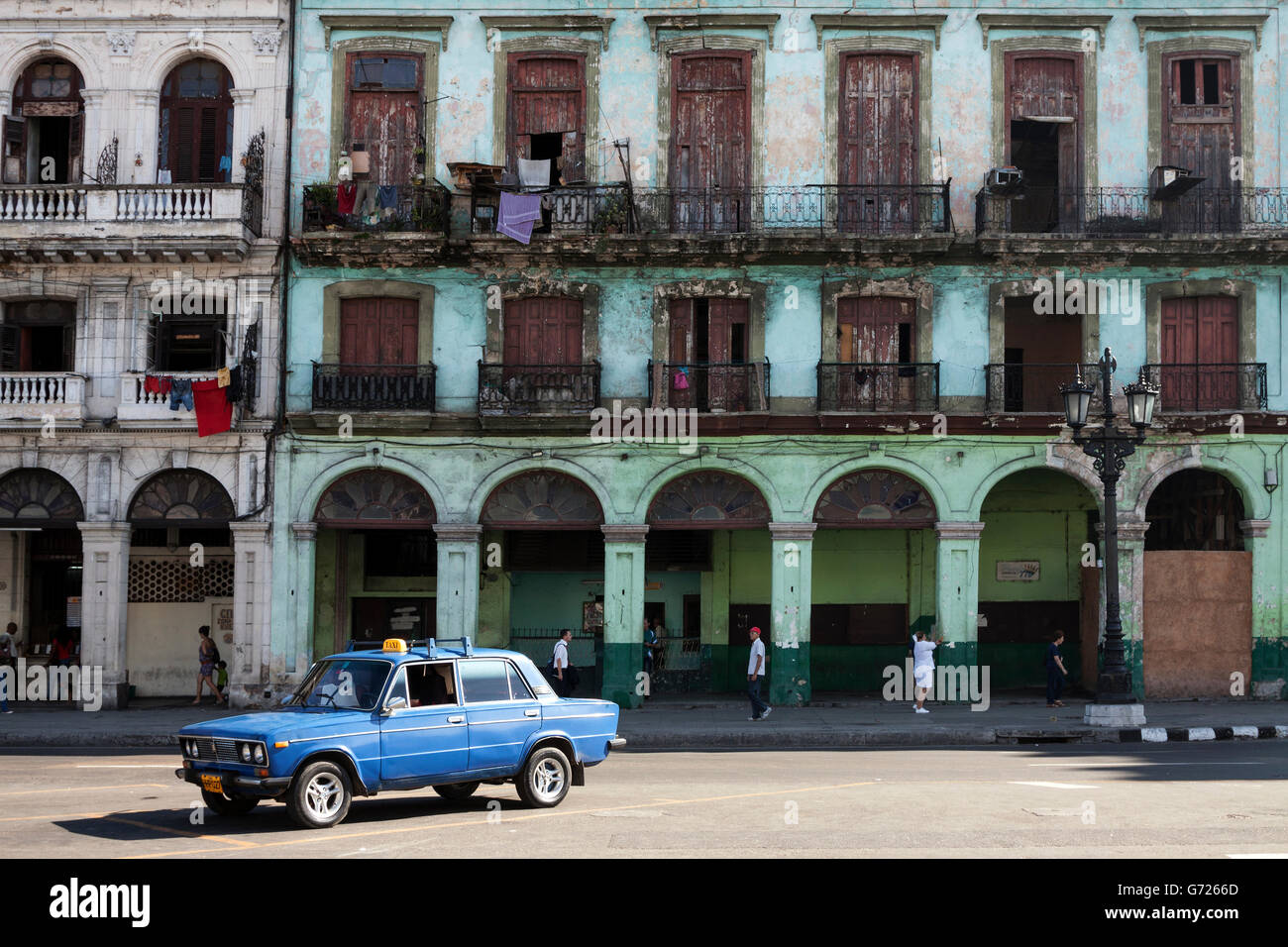 Scenario di strada, blue vintage taxi, cabina di fronte shabby facciate, centro storico, Havana, Cuba Foto Stock