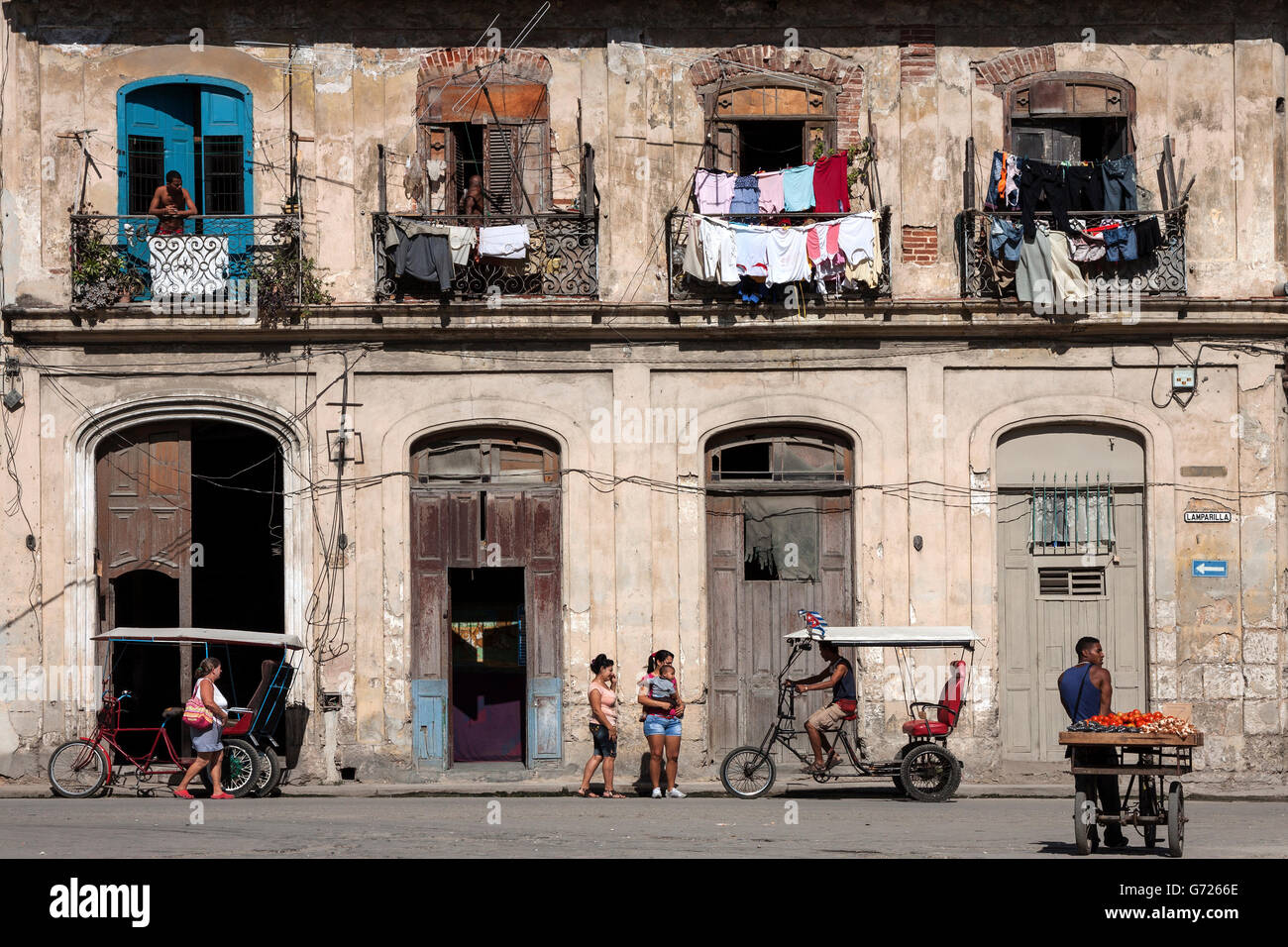 Scenario di strada, di persone davanti a shabby facciate, centro storico, Havana, Cuba Foto Stock