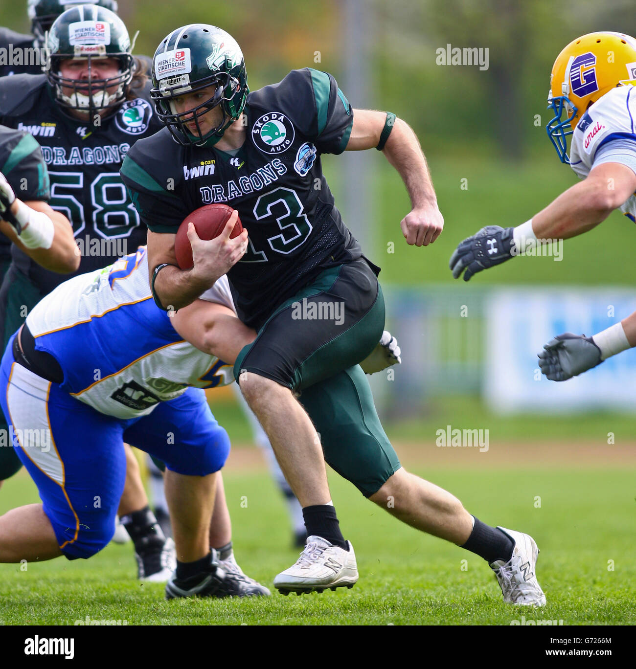 Football americano, QB Thomas Haider, No. 13 dei draghi, in esecuzione con la palla; i giganti di Graz vincere la partita contro i Foto Stock